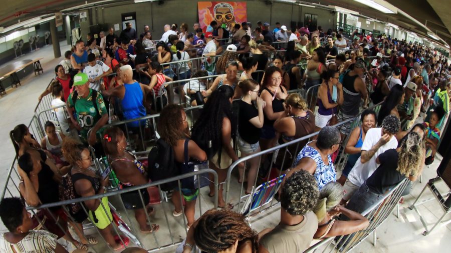 Movimento é intenso no primeiro dia da venda de ingressos para o desfile das escolas de samba 