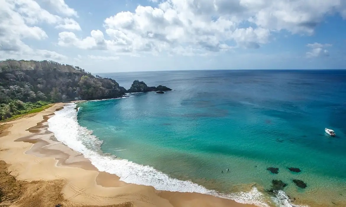 Poluição por esgoto em Fernando de Noronha já afeta até área do parque nacional, mostra estudo