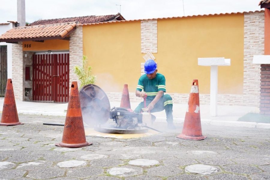 Testes da Sabesp com fumaça e corante buscam ligações irregulares em PG 