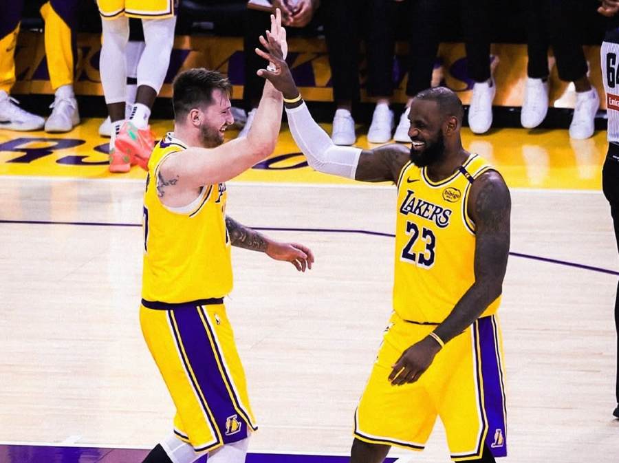 Doncic estreia nos Lakers com festa, conexão com LeBron e passe com sorriso