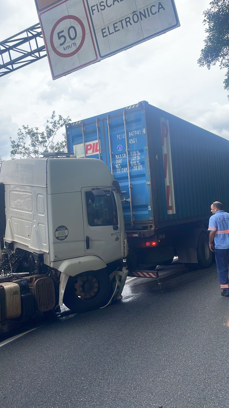 Engavetamento entre cinco carretas interdita rodovia Anchieta; Vídeo