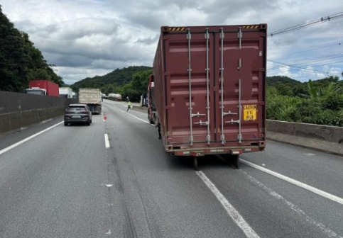 Reboque de carreta se solta e bloqueia faixa da Cônego Domênico Rangoni