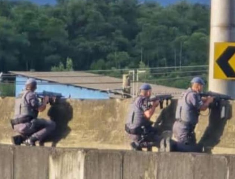 Policiais e bandidos trocam tiros em viaduto no Jardim Casqueiro