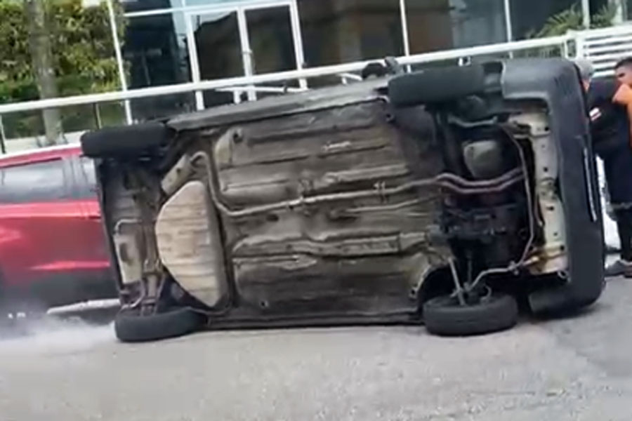 Carro capota após ser atingido por outro veículo no Boqueirão, em Santos; VÍDEO