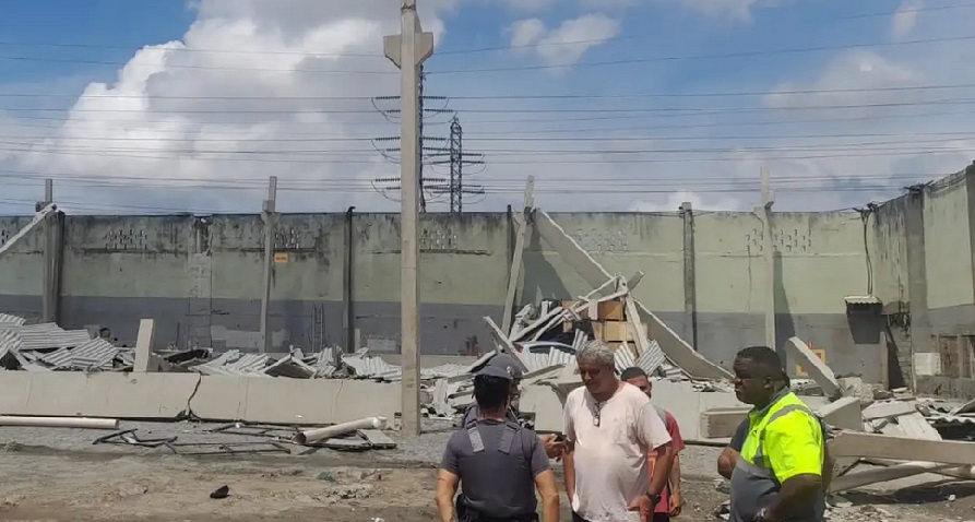 Quatro trabalhadores ficam feridos após galpão desabar em Santos; VÍDEO