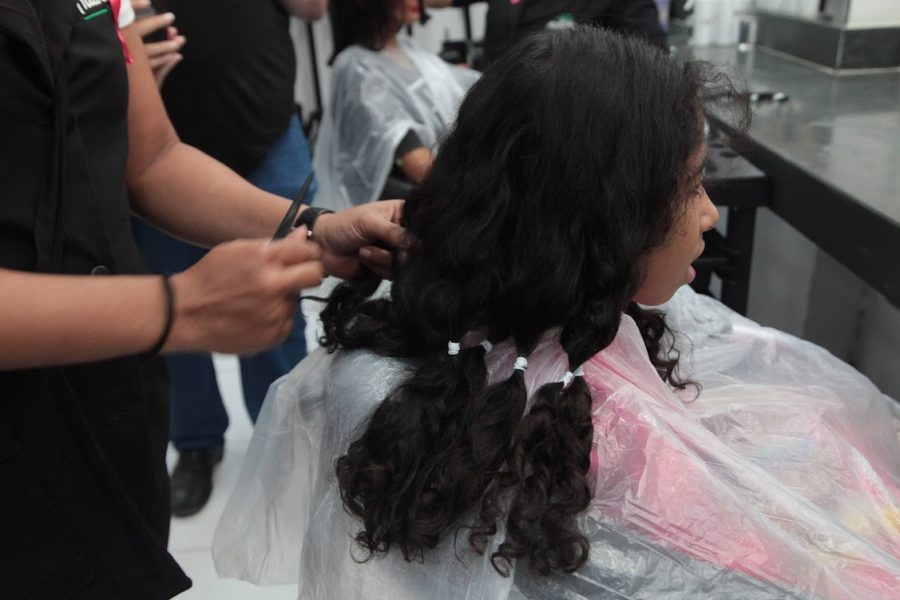 (CORRIGIR)Dia Mundial do Câncer inspira solidariedade com doações de cabelo em Santos