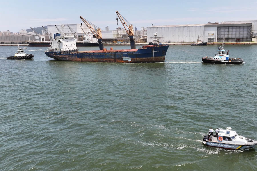 Navio abandonado desde 2020 é rebocado para não comprometer segurança no Porto de Santos