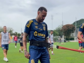 Neymar chega de helicóptero para o primeiro treino pelo Santos