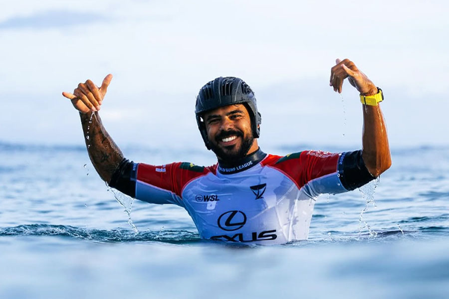 Surfista de Santos avança de fase em estreia no Circuito Mundial no Havaí