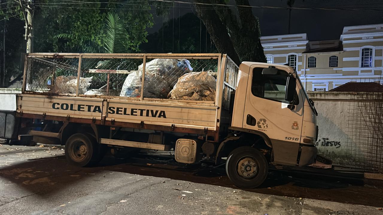 Caminhão de lixo reciclável transportava duas toneladas de cocaína em Guarujá