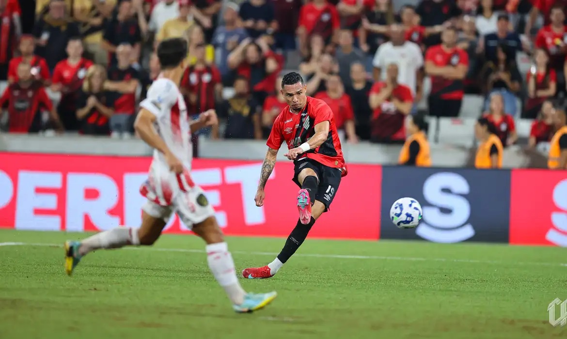 Athletico-PR derrota o Guarany de Bagé e avança na Copa do Brasil