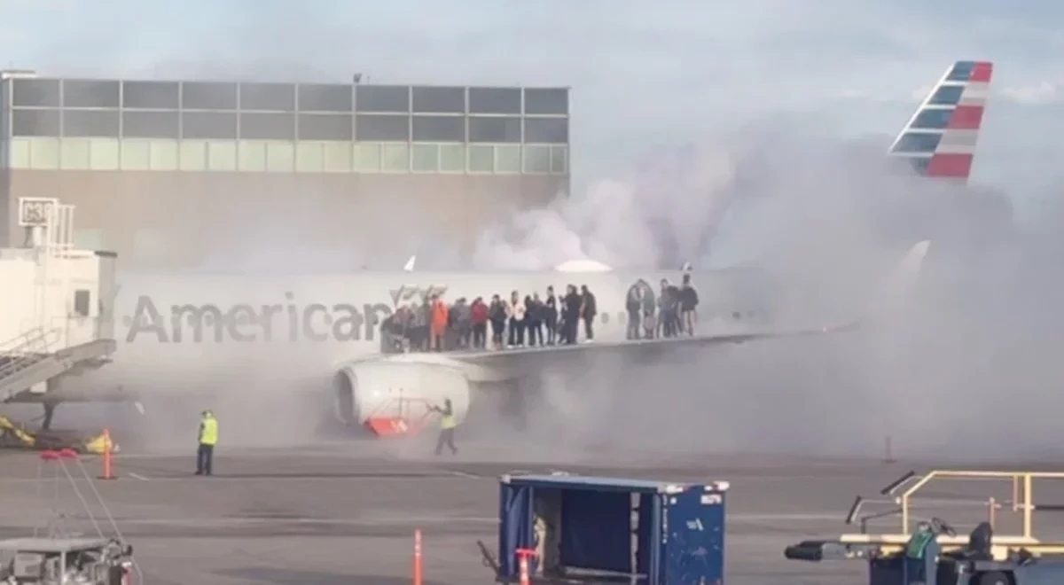 Avião pega fogo em aeroporto dos EUA, e passageiros se aglomeram em asa; veja vídeo