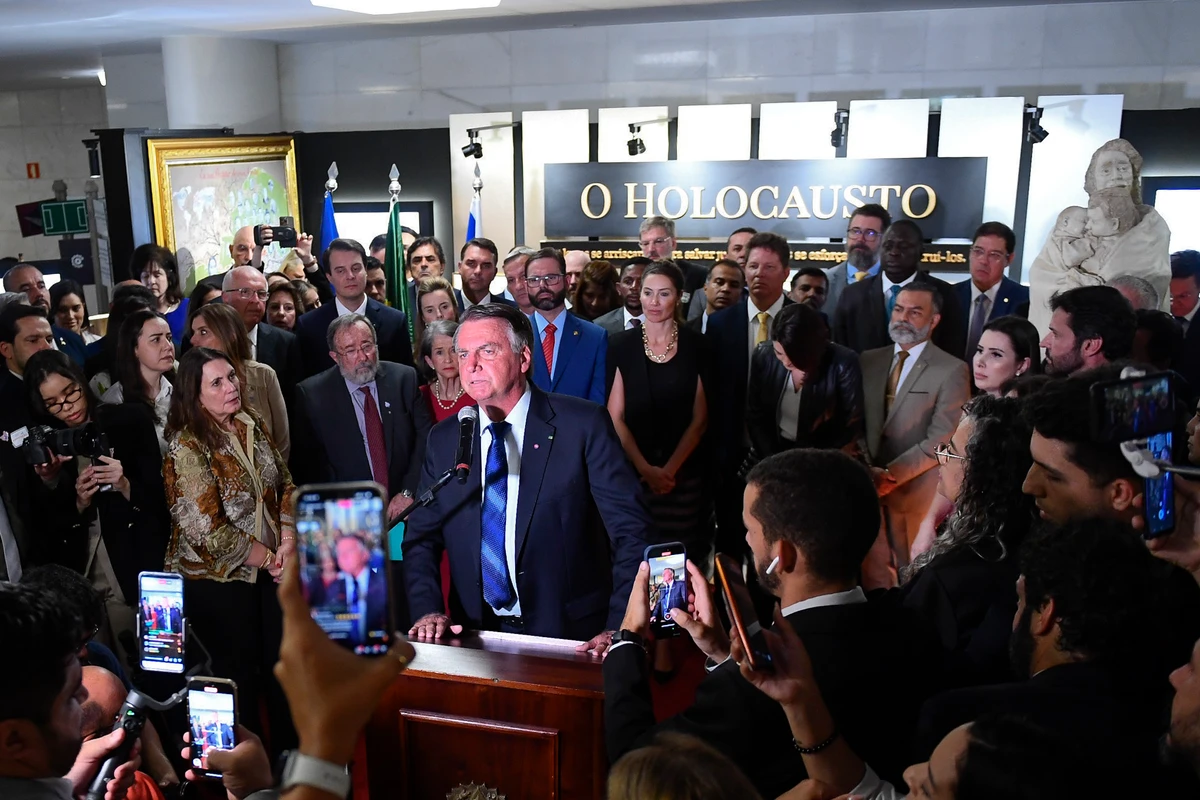 Bolsonaro diz se orgulhar por Eduardo deixar Brasil e fala em combate a 'nazifascismo'