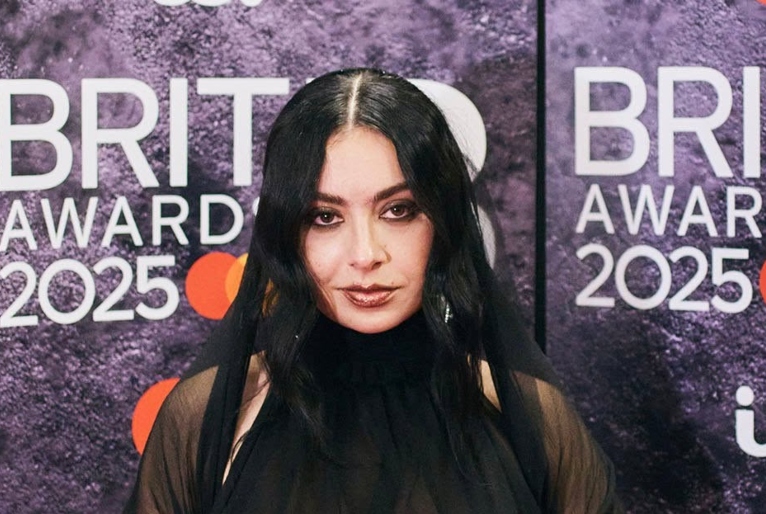 Charli XCX e Chappell Roan vencem Brit Awards nas principais categorias