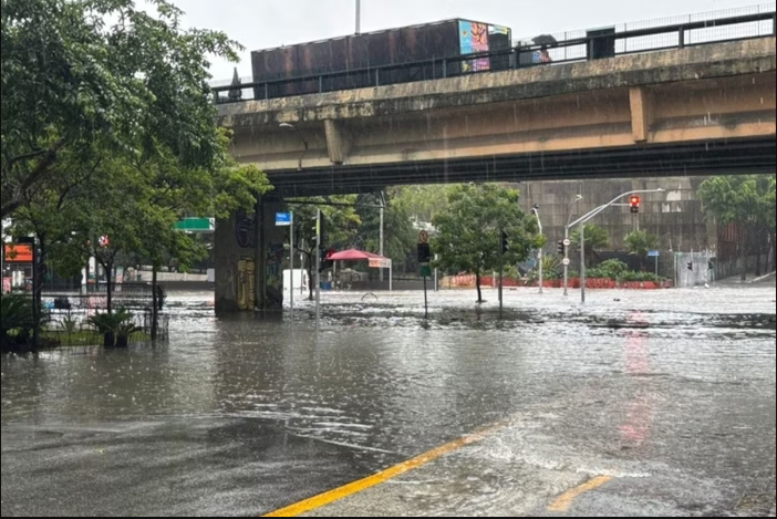 Chuva volta a colocar São Paulo em estado de atenção para alagamentos