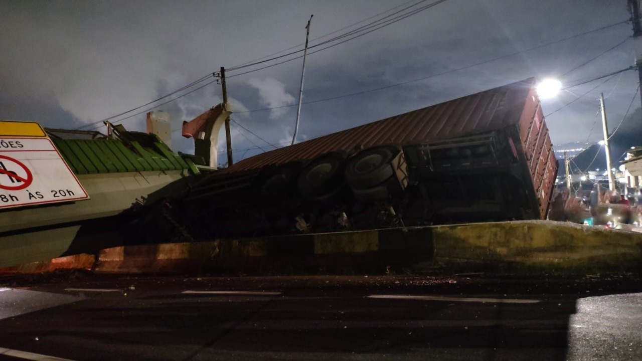 Ecovias libera a pista sul da Anchieta após queda de passarela