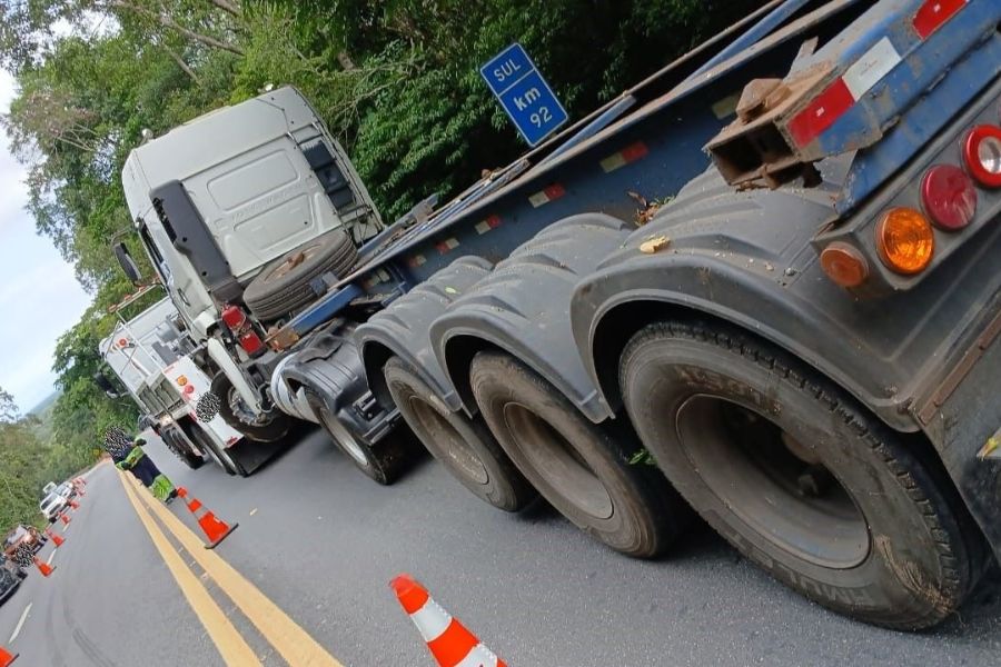 Motorista perde controle e caminhão cai na ribanceira em Bertioga