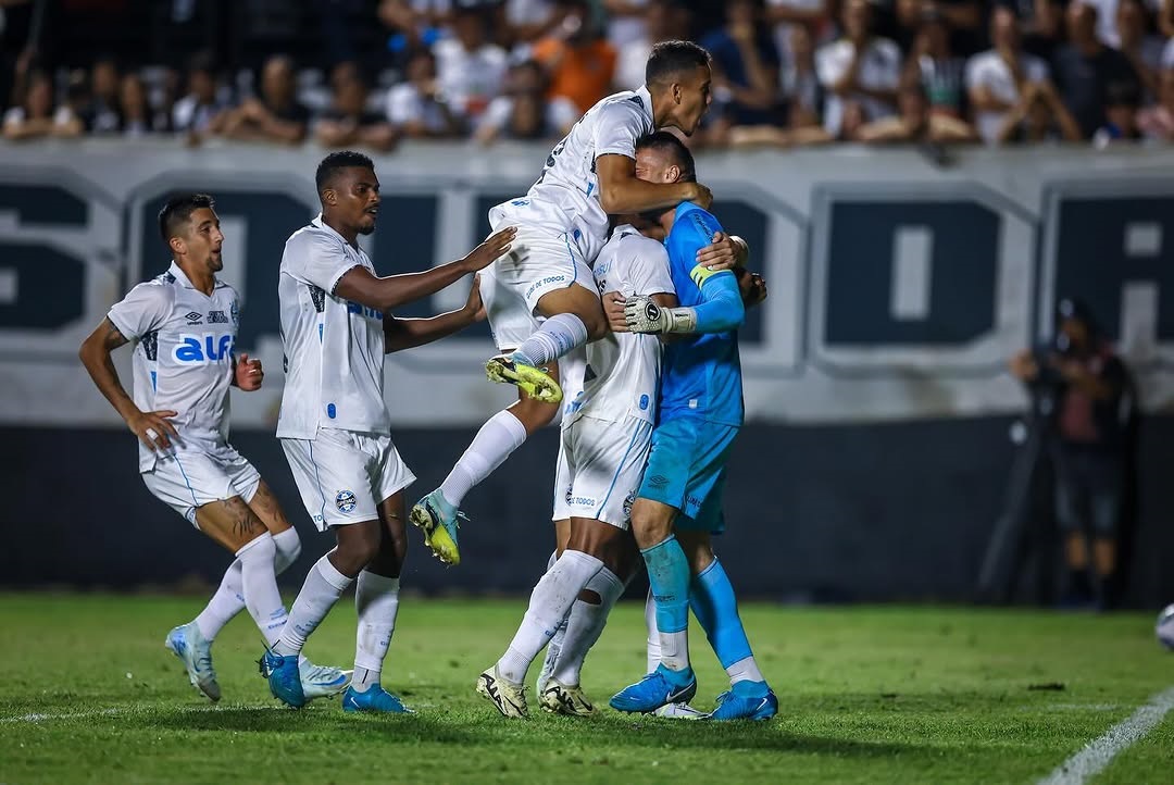 Grêmio vence nos pênaltis após falhas bizarras e avança na Copa do Brasil