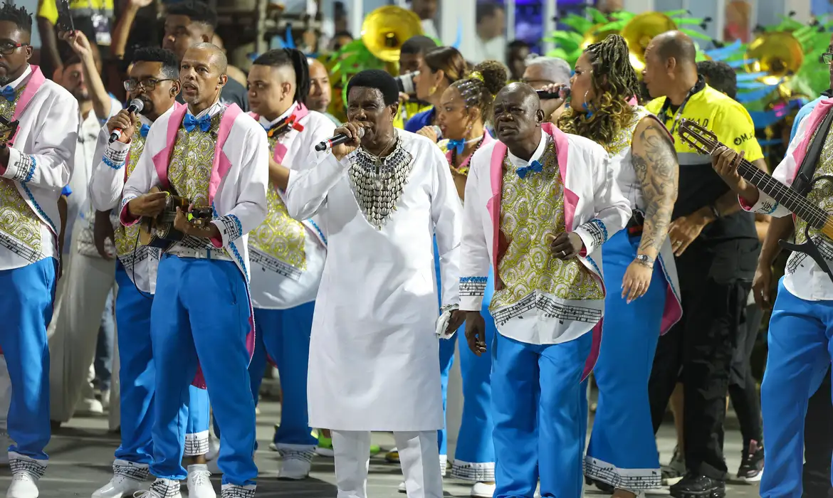 Beija-Flor presenteia Neguinho em despedida e é campeã do Carnaval do Rio