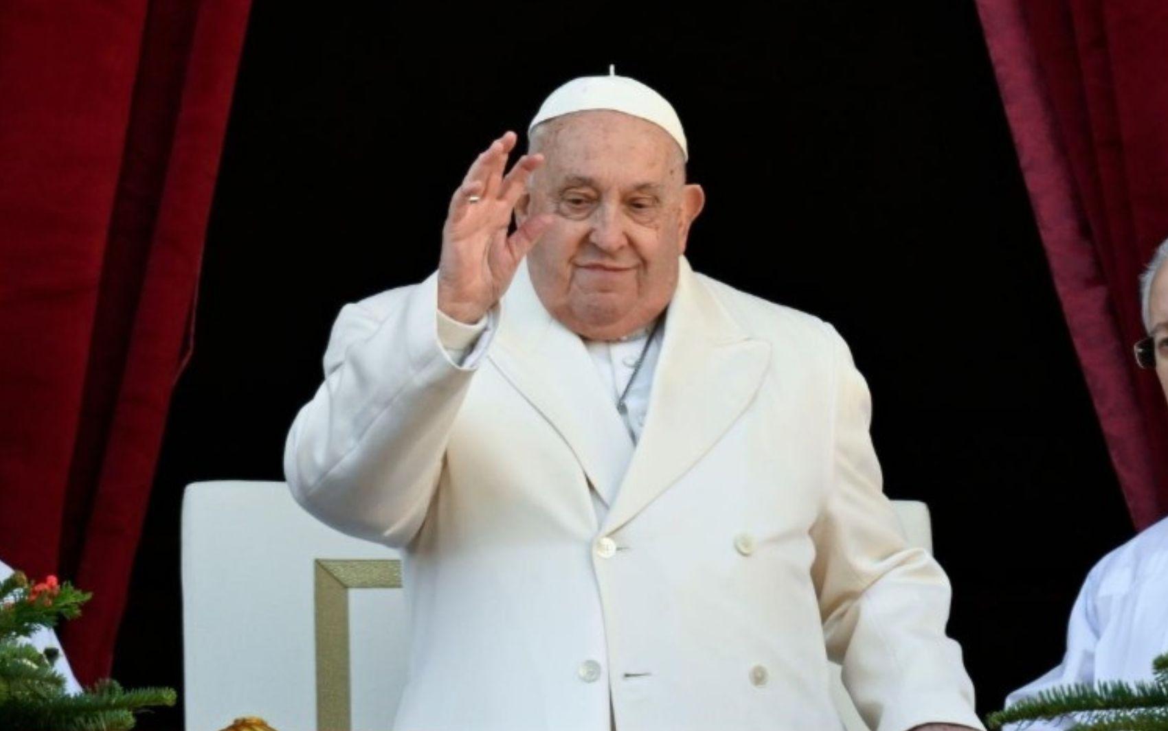 Vaticano parabeniza Francisco por 12 anos de papado e pede orações por sua saúde