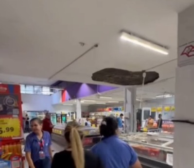 Parte do teto desaba em supermercado de Cubatão