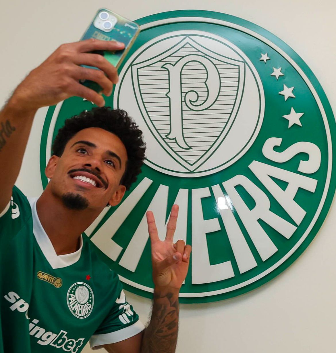 Palmeiras anuncia contratação de Lucas Evangelista até 2026