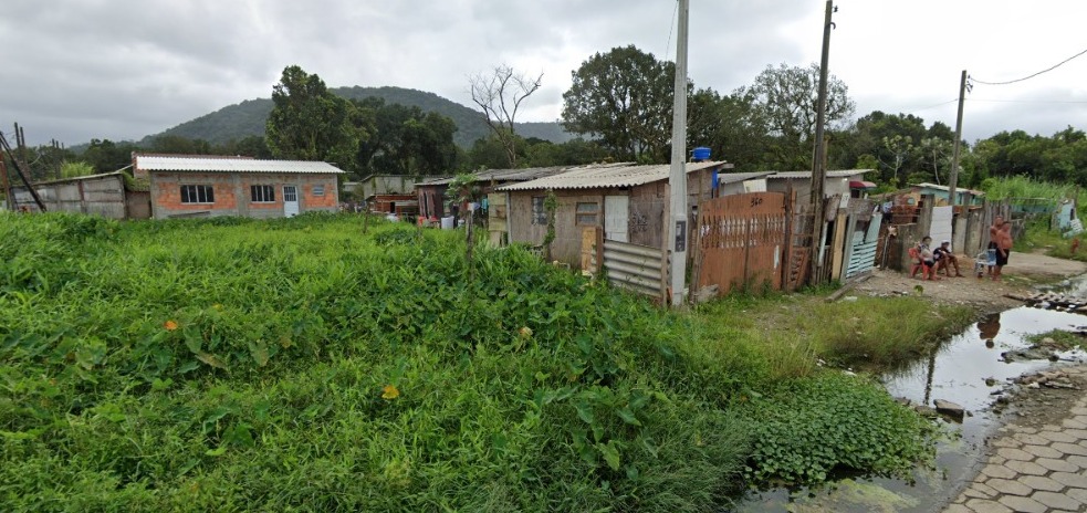 Incêndio atinge residência de madeira mas não deixa vítimas