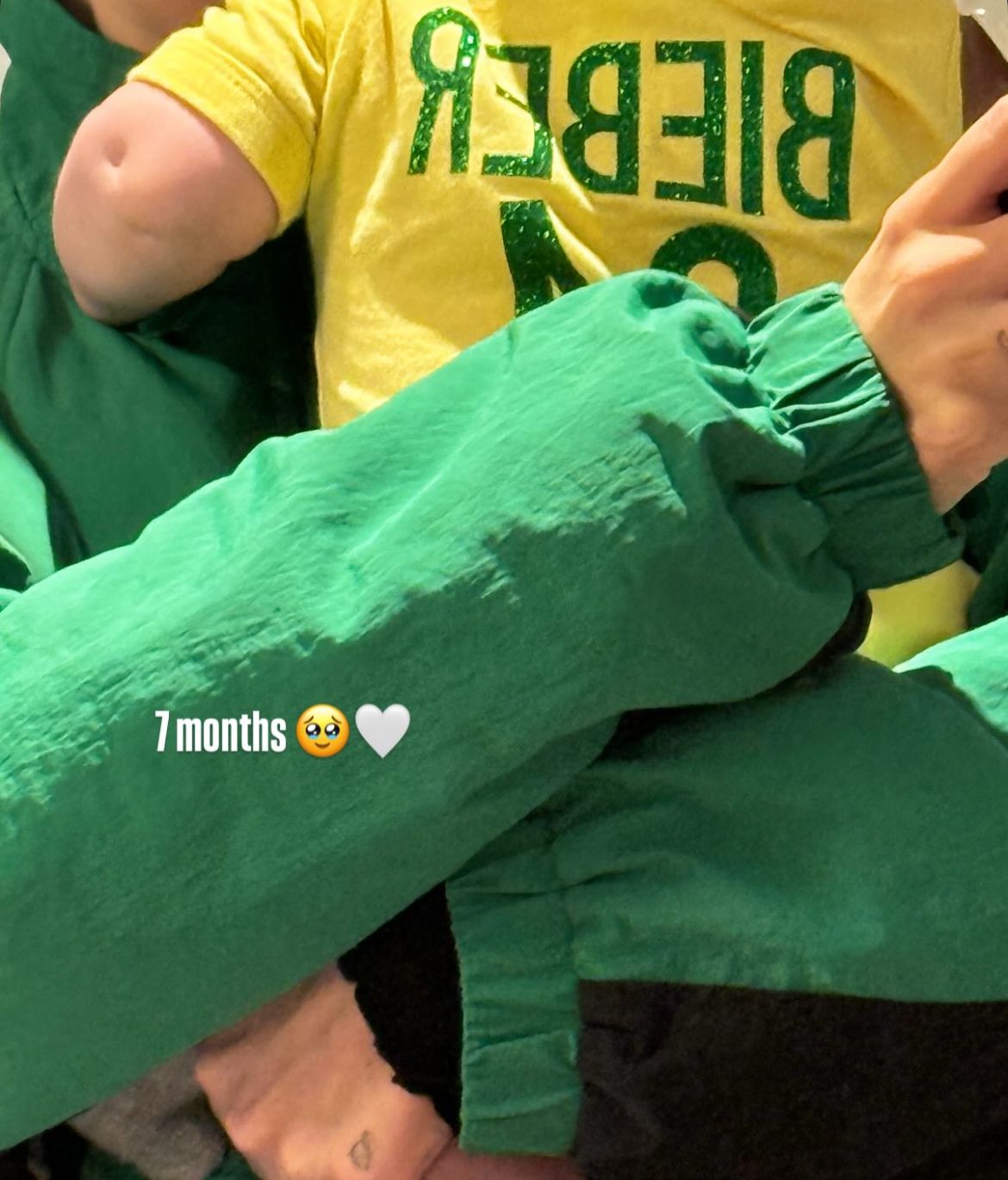 Hailey Bieber posta foto do filho com Justin Bieber usando camisa da seleção brasileira