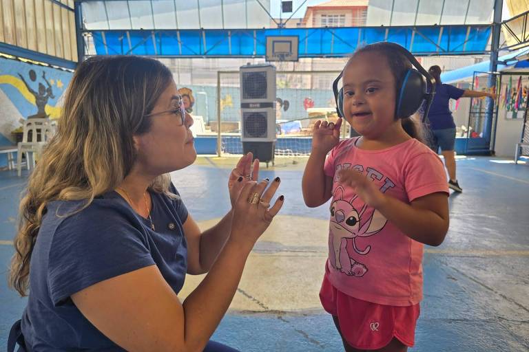 Abafadores de ruído ajudam pessoas com autismo a curtir o Carnaval em Santos