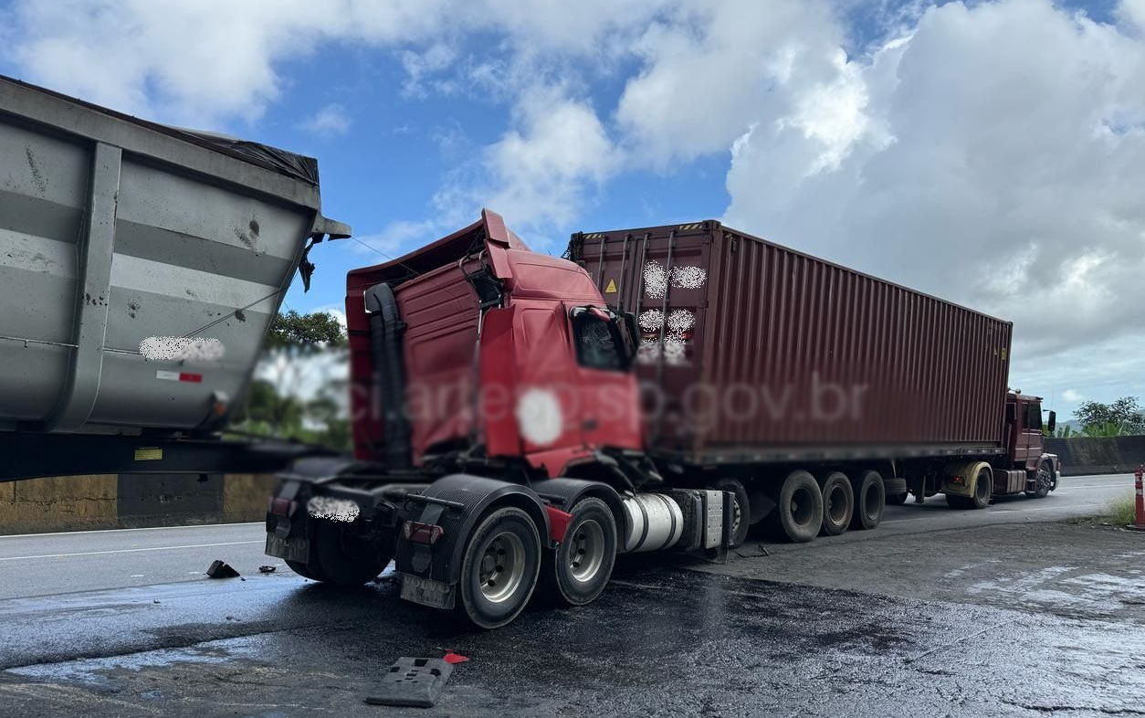 Motorista fica ferido após colisão entre carretas na Anchieta