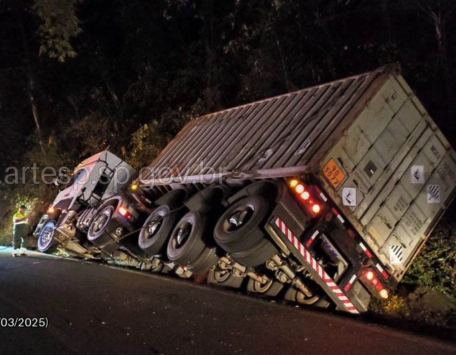 Caminhão tomba em acostamento após ser fechado por carreta na Anchieta