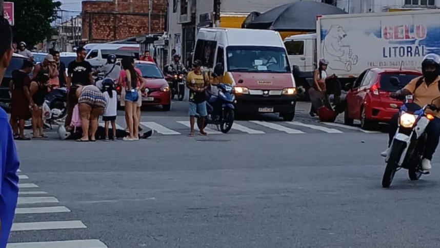 Motociclista fica ferido após acidente em avenida movimentada de São Vicente