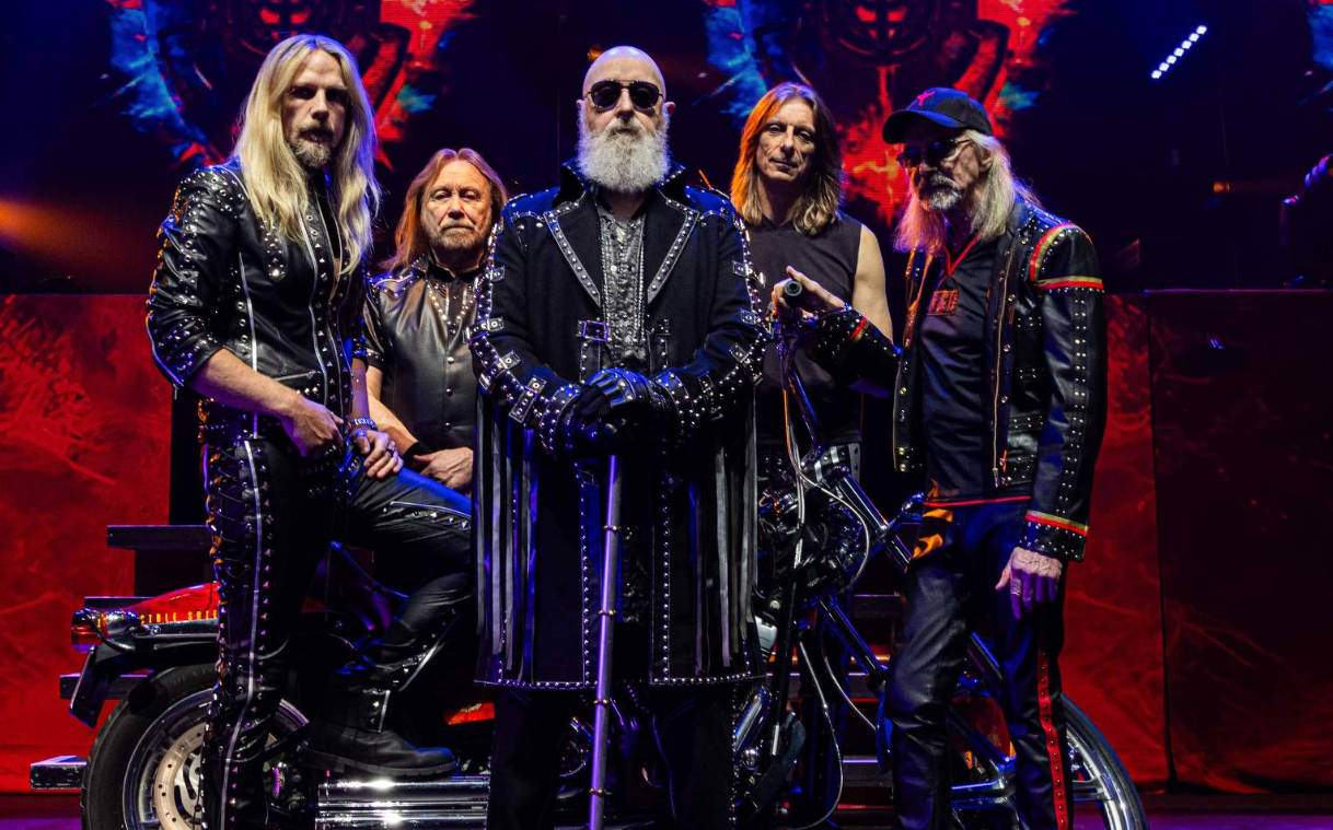 Judas Priest volta ao Brasil e vocalista Rob Halford diz que 'a banda está em chamas'