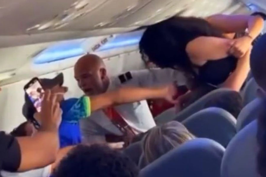 Gol é condenada a indenizar mãe e filha por se omitir em briga por assento em avião