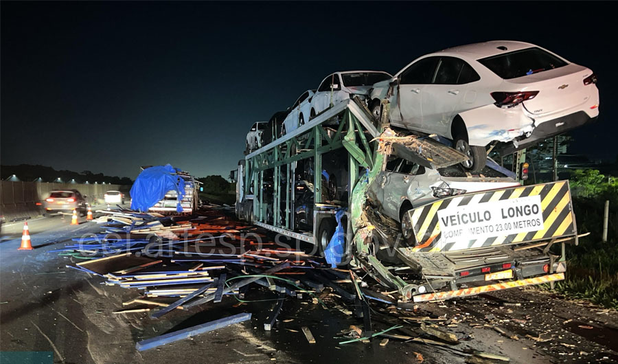 Motorista de caminhão-cegonha fica ferido após colisão em Praia Grande