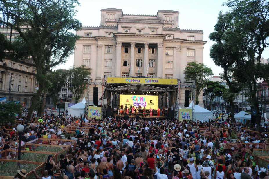 Santos celebra 25 anos de Carnabonde com desfile neste sábado