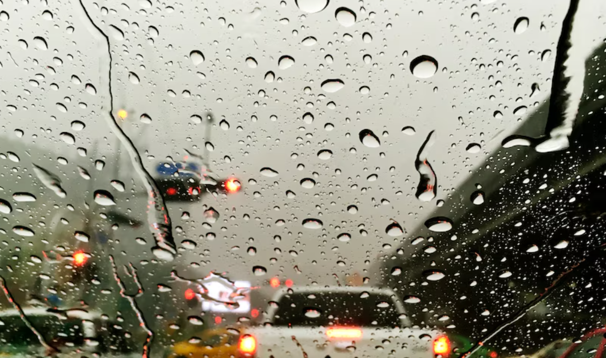 Passagem de frente fria no litoral de SP provoca chuva até quinta-feira