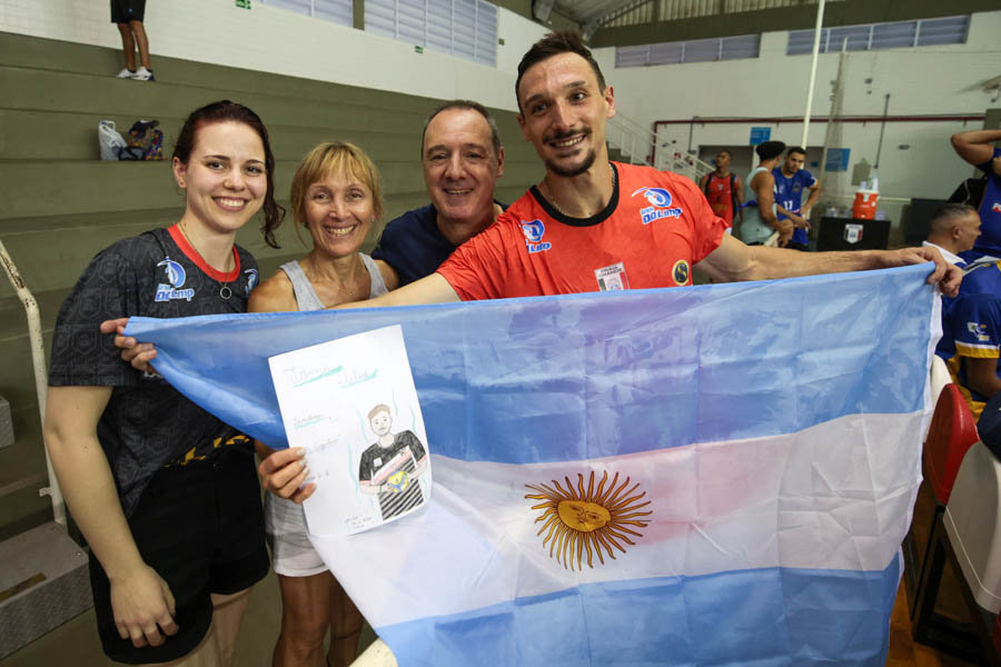 Levantador argentino conquista torcida do Time PG de vôlei: 