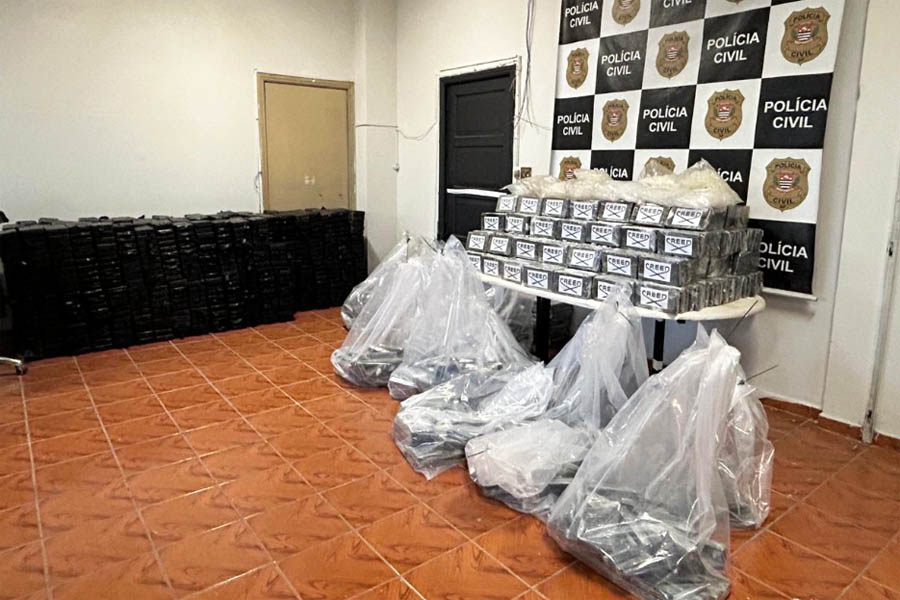 Deic descobre esquema e intercepta duas toneladas de cocaína em caminhão de reciclagem