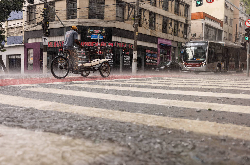 Vinte e seis mil imóveis seguem sem luz em SP após a chuva