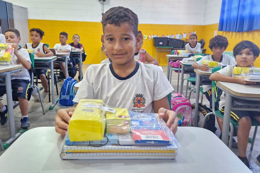 São Vicente entrega kits de material escolar para mais de 38 mil alunos da rede municipal