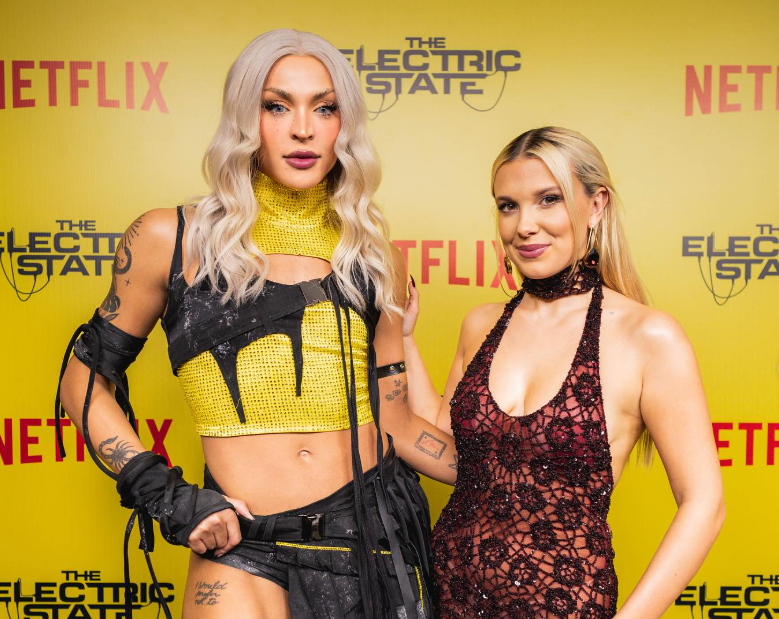 Millie Bobby Brown sobe em trio elétrico e interage com Pabllo Vittar em festa da Netflix