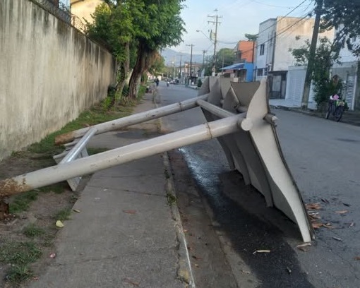 Ponto de ônibus desaba na Vila Sônia, em Praia Grande