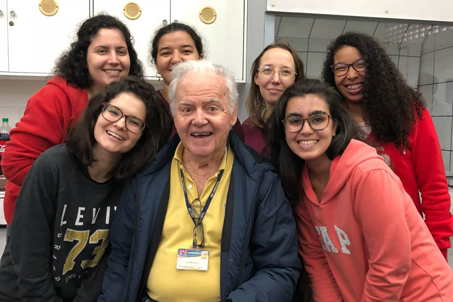 Unisanta homenageia professor Aldo Ramos Santos com placa no Laboratório de Ecotoxicologia