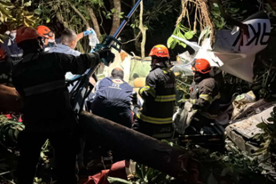 Avião que caiu no litoral de SP emitiu alerta de emergência minutos antes da queda