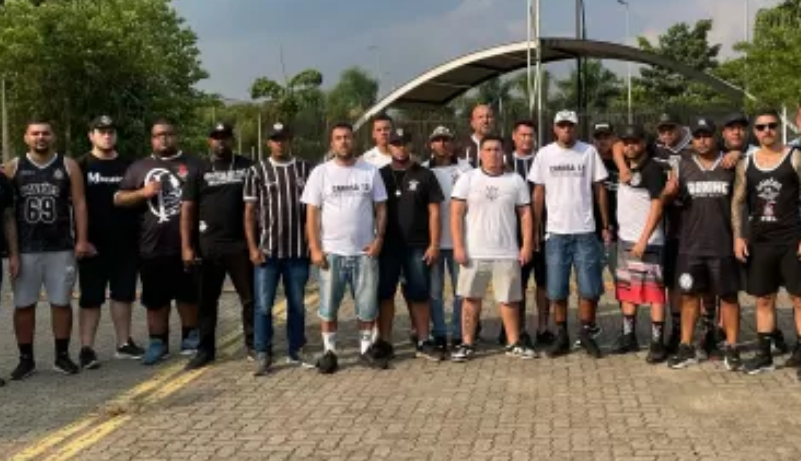 Torcidas organizadas do Corinthians vão ao CT e pedem nova postura em semi