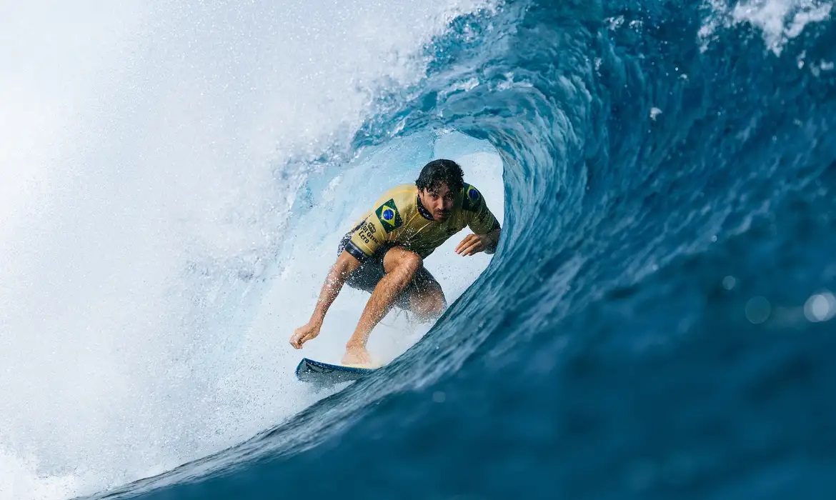 Yago Dora vira com nota 10 perfeita e encara Italo por vaga em final no surfe