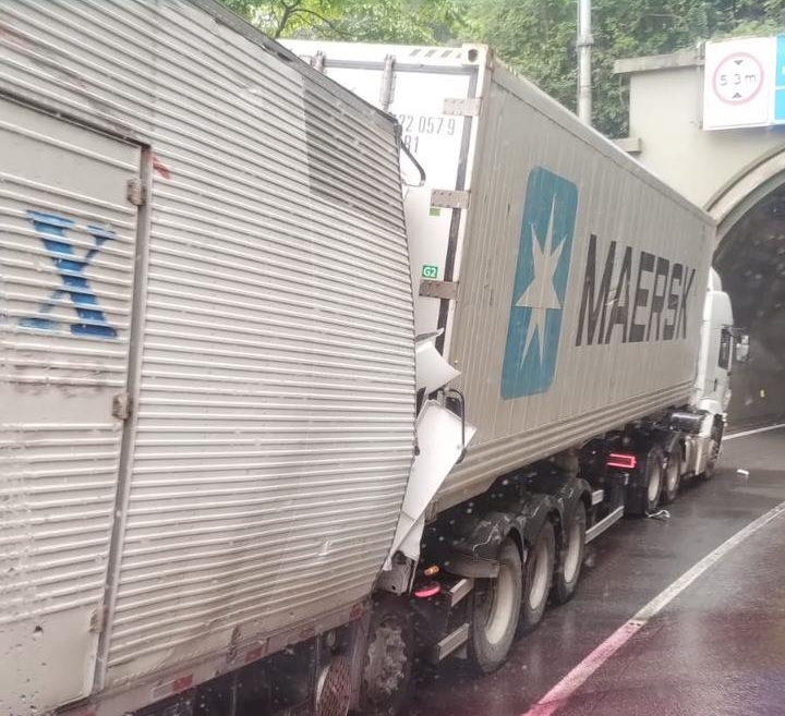 Caminhoneiro perde o freio e morre em engavetamento com três veículos na Anchieta