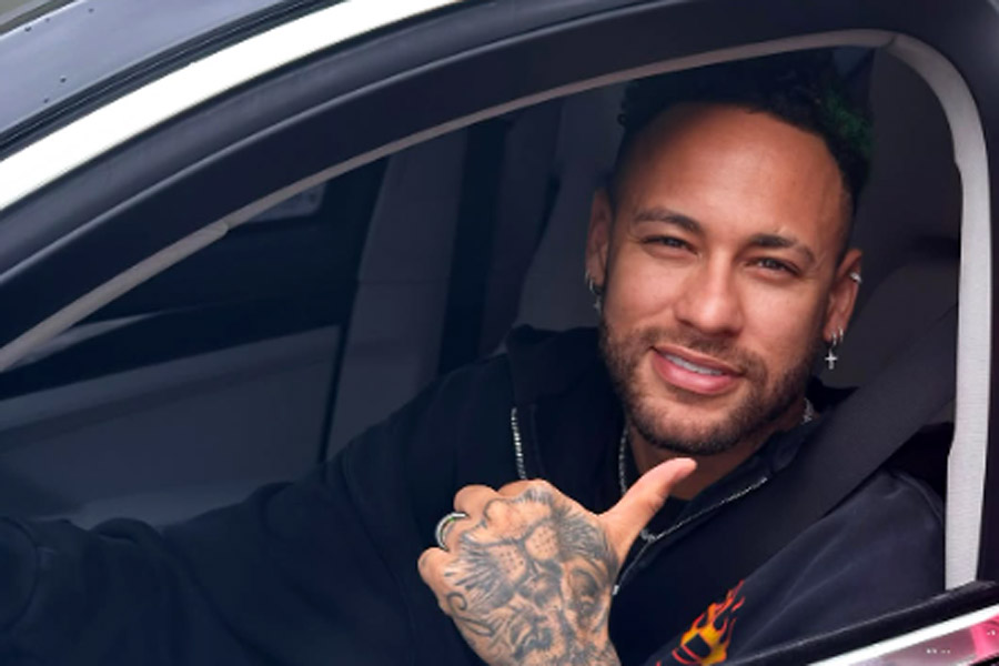 Neymar faz visita surpresa e compra doces de loja no Marapé, em Santos; VÍDEO