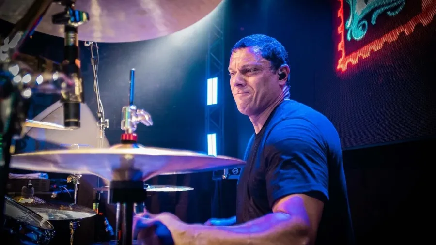 Baterista do CPM 22 é hospitalizado e banda cancela show em festival